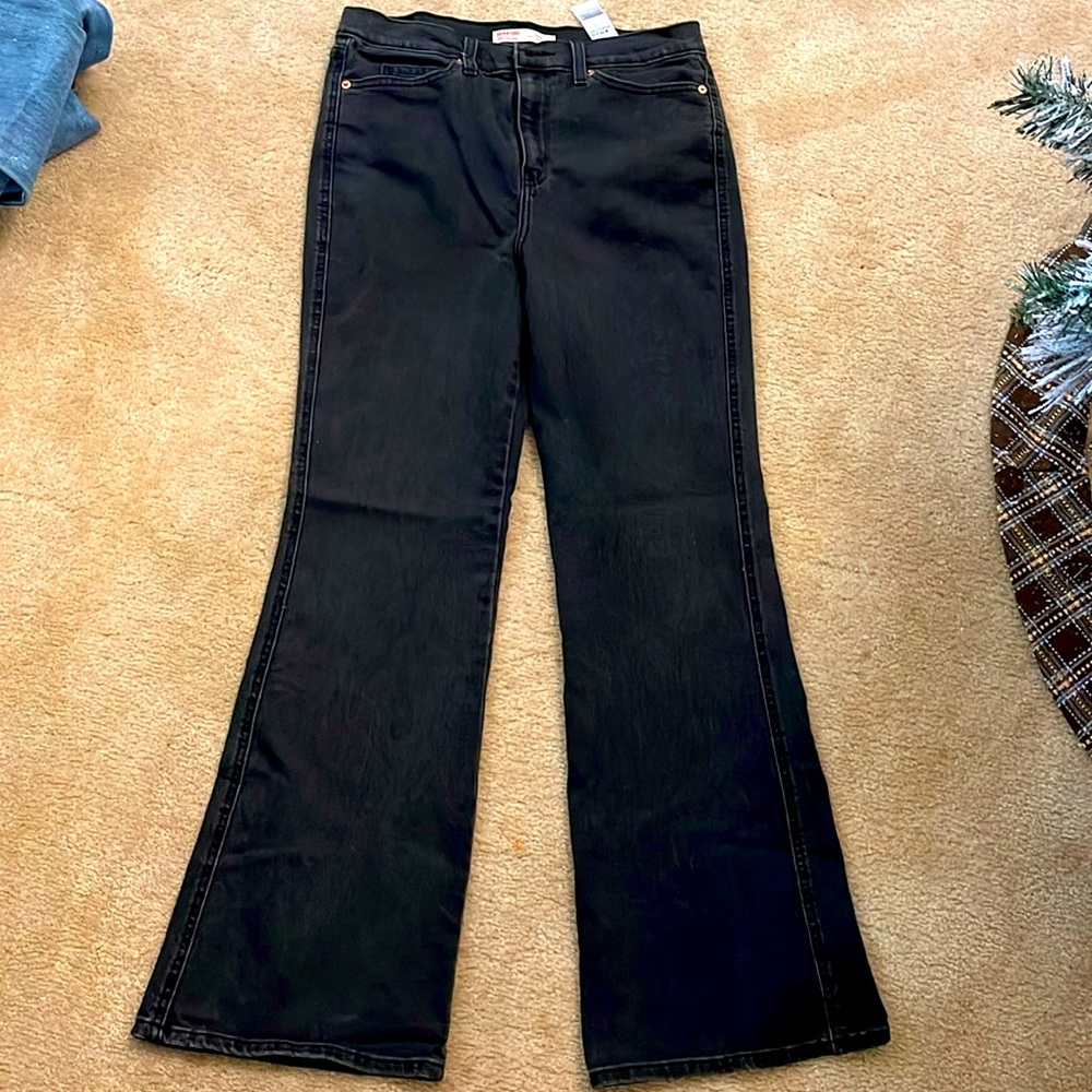 Women’s size 6 Levi’s flare jeans.